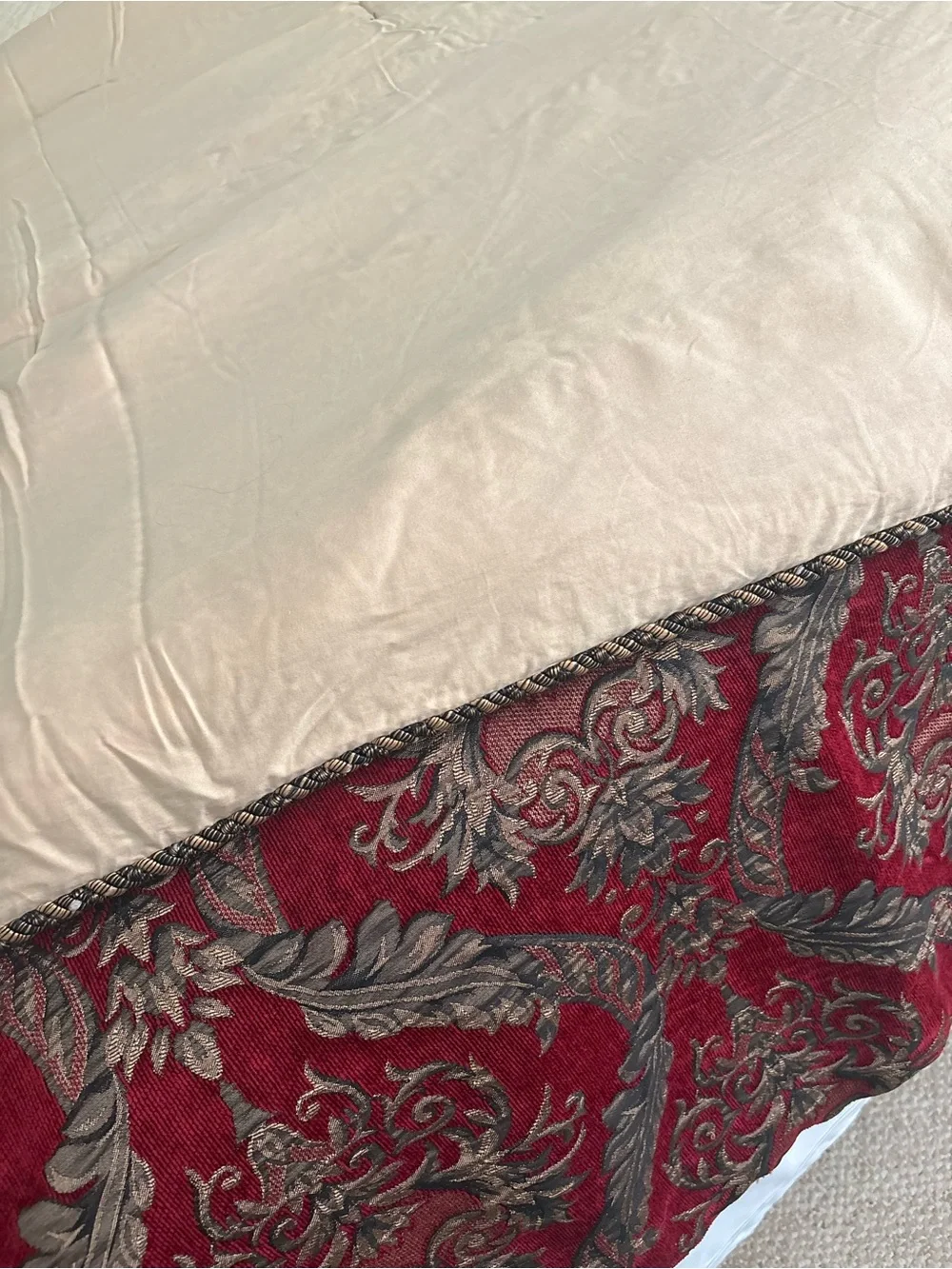 Elegant Red Damask Bedding Set - Classic Decorative Comforter